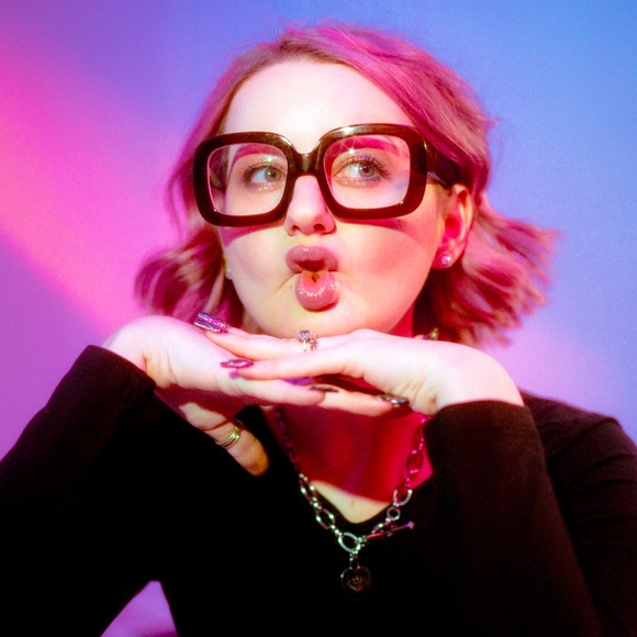 Meet your Posher, Hannah - Picture 1 of 1